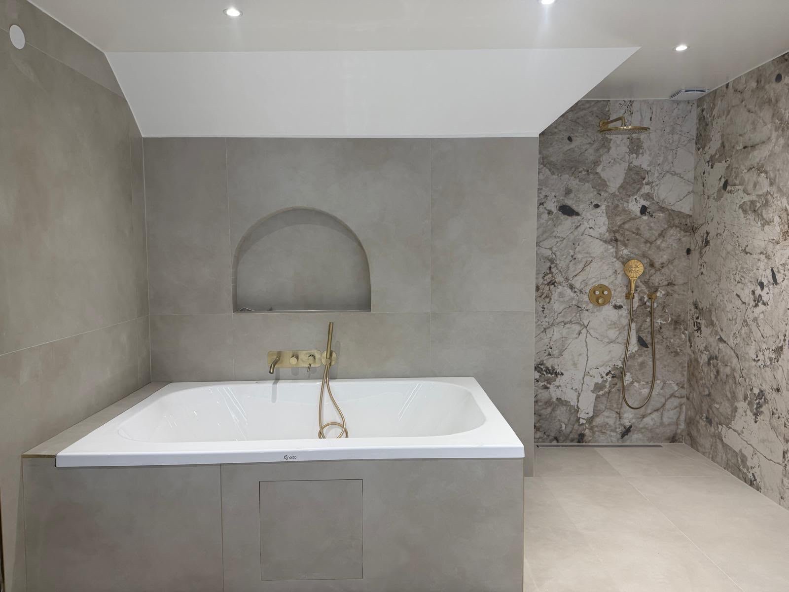 Baignoire et douche en marbre, robinetterie dorée