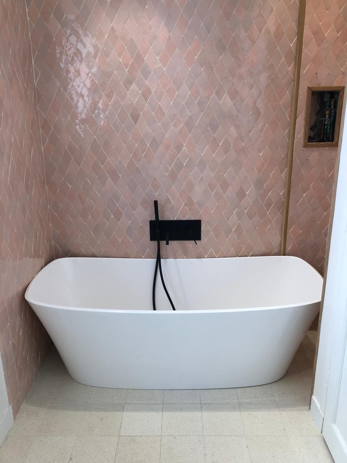 Baignoire îlot sur fond de zellige rose