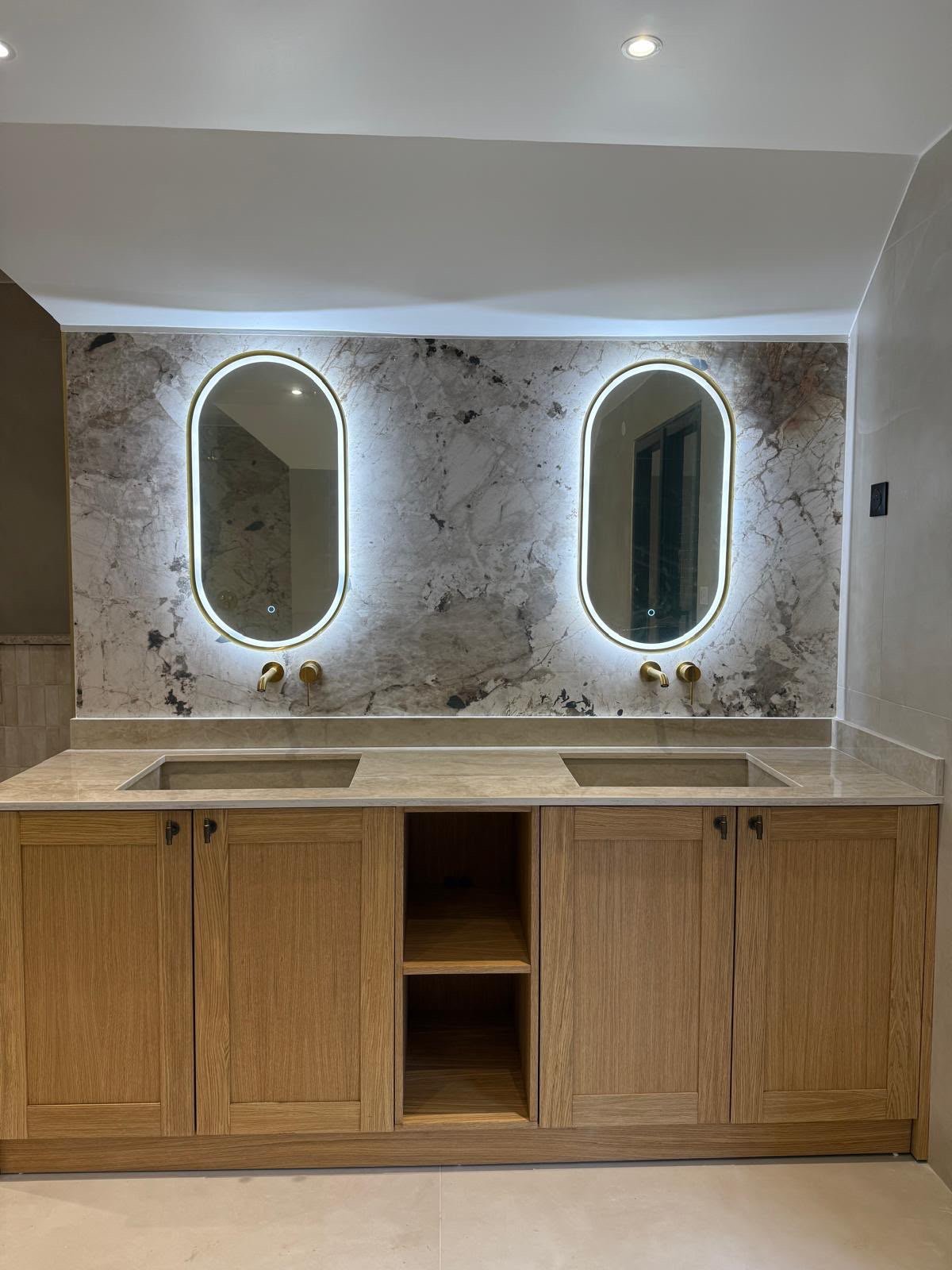 Double vasque sur plan de marbre, miroirs lumineux