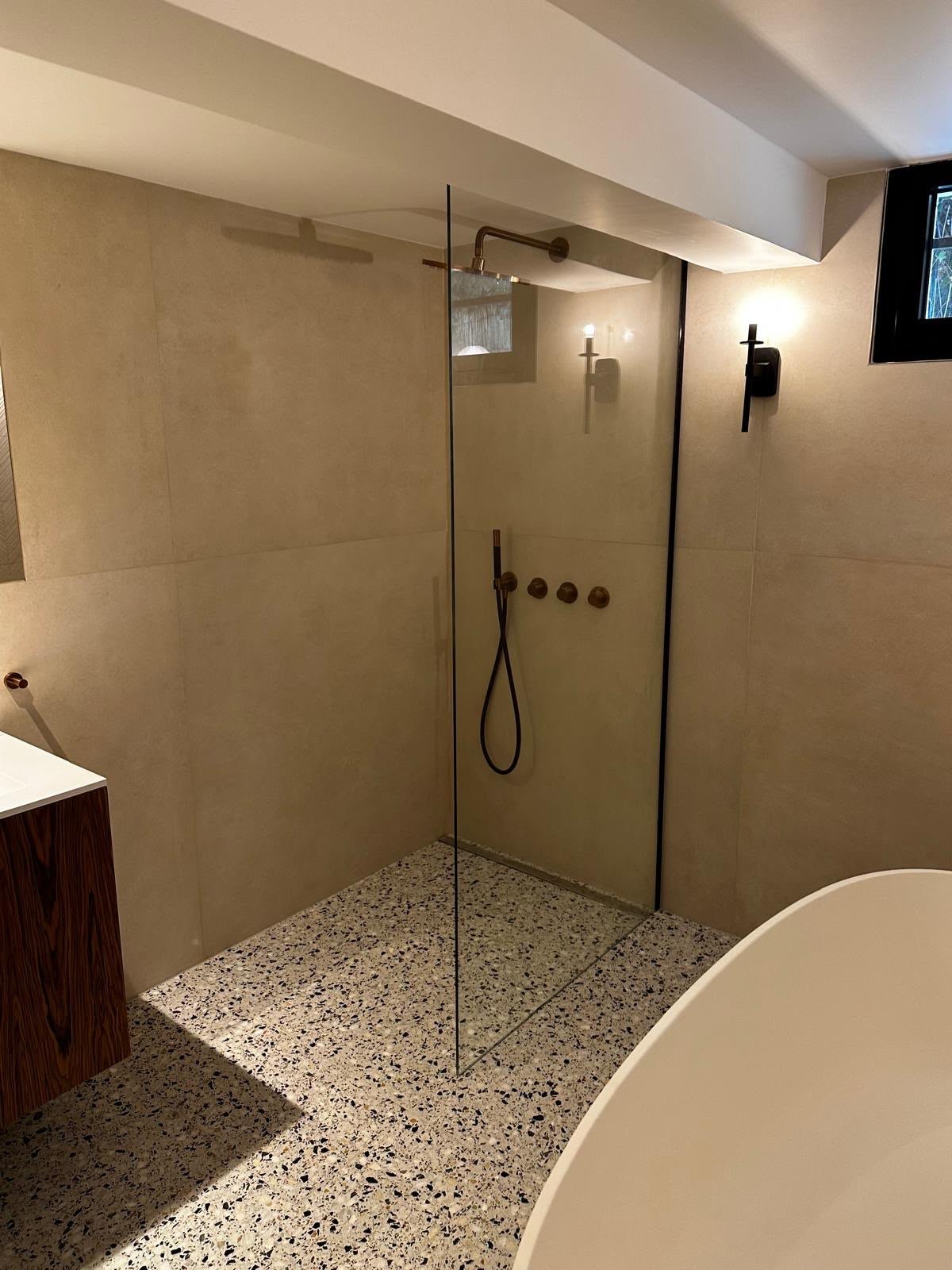 Douche à l'italienne, sol en terrazzo