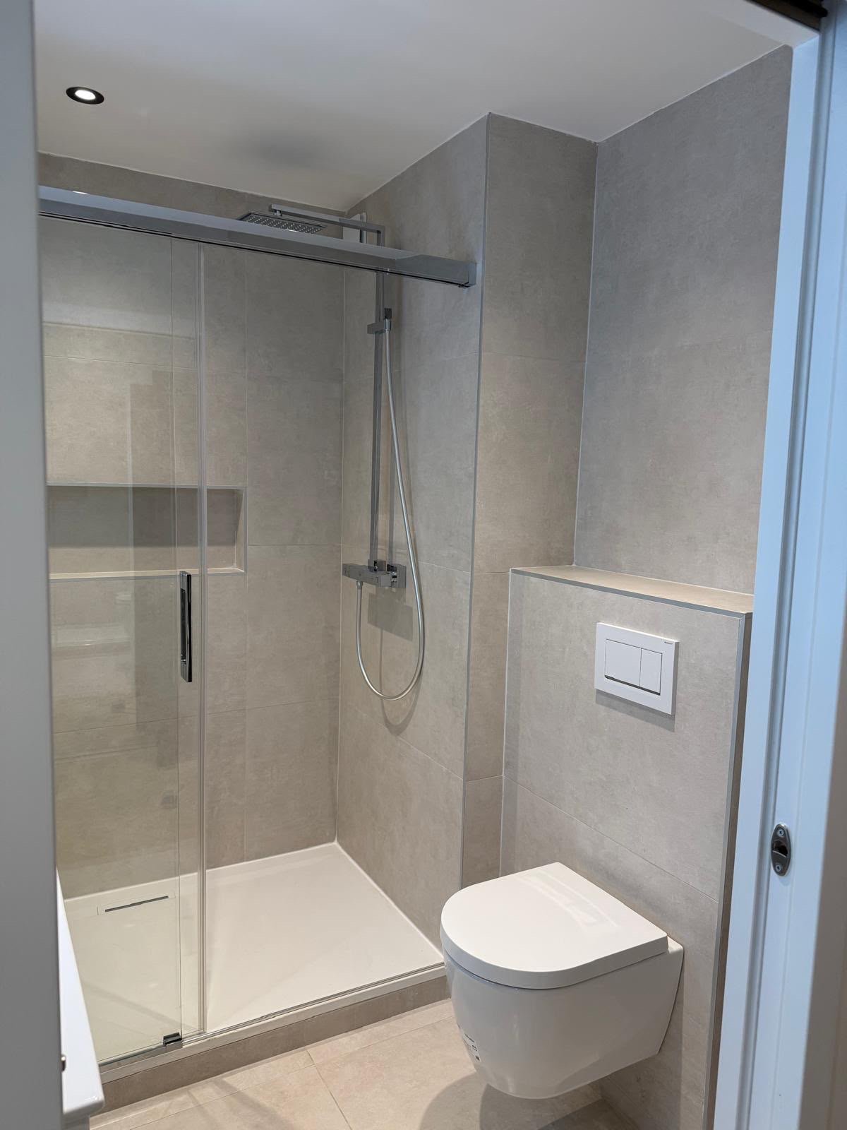 Douche à l'italienne et WC suspendu
