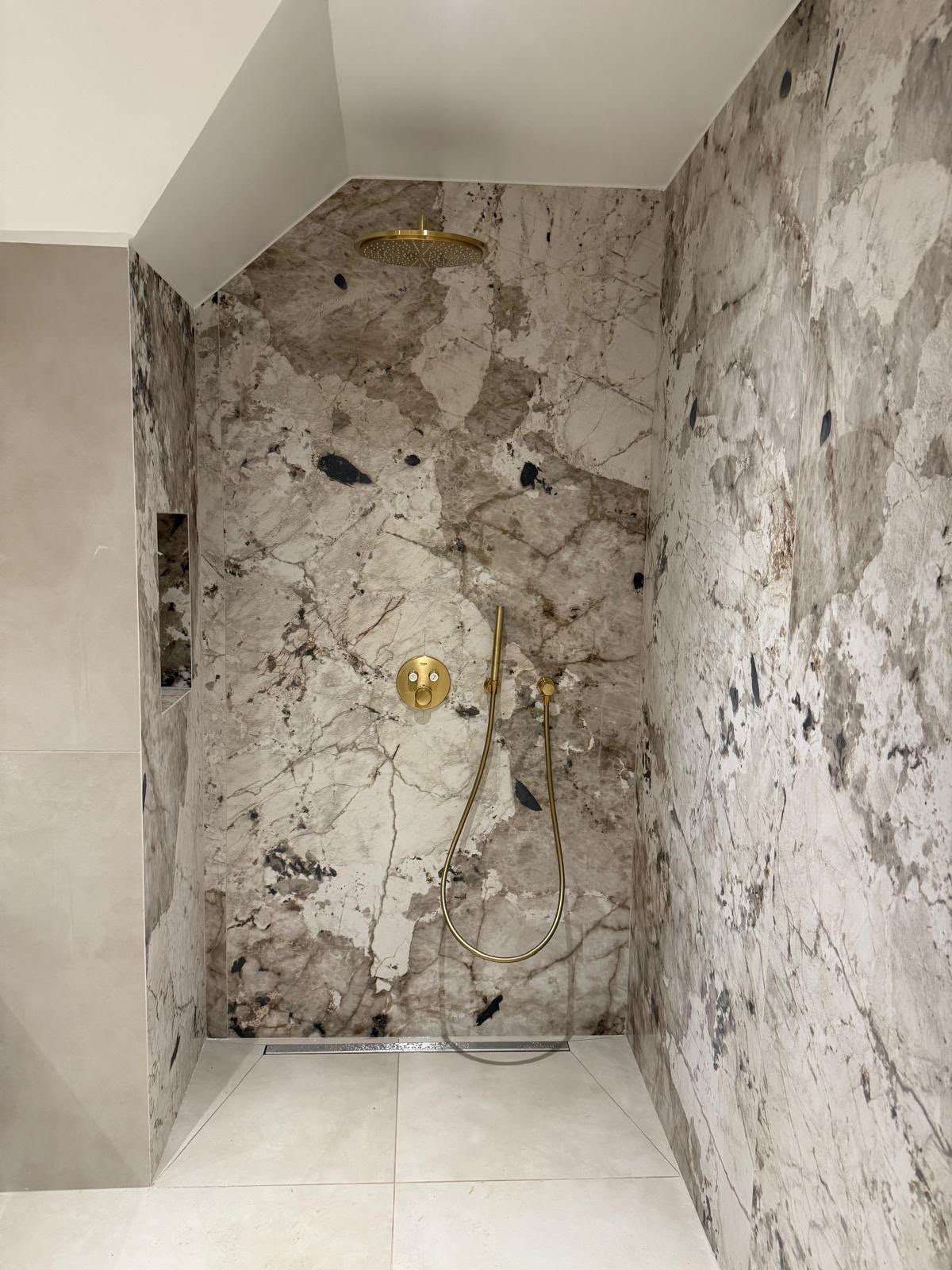 Douche à l'italienne en marbre, finition laiton