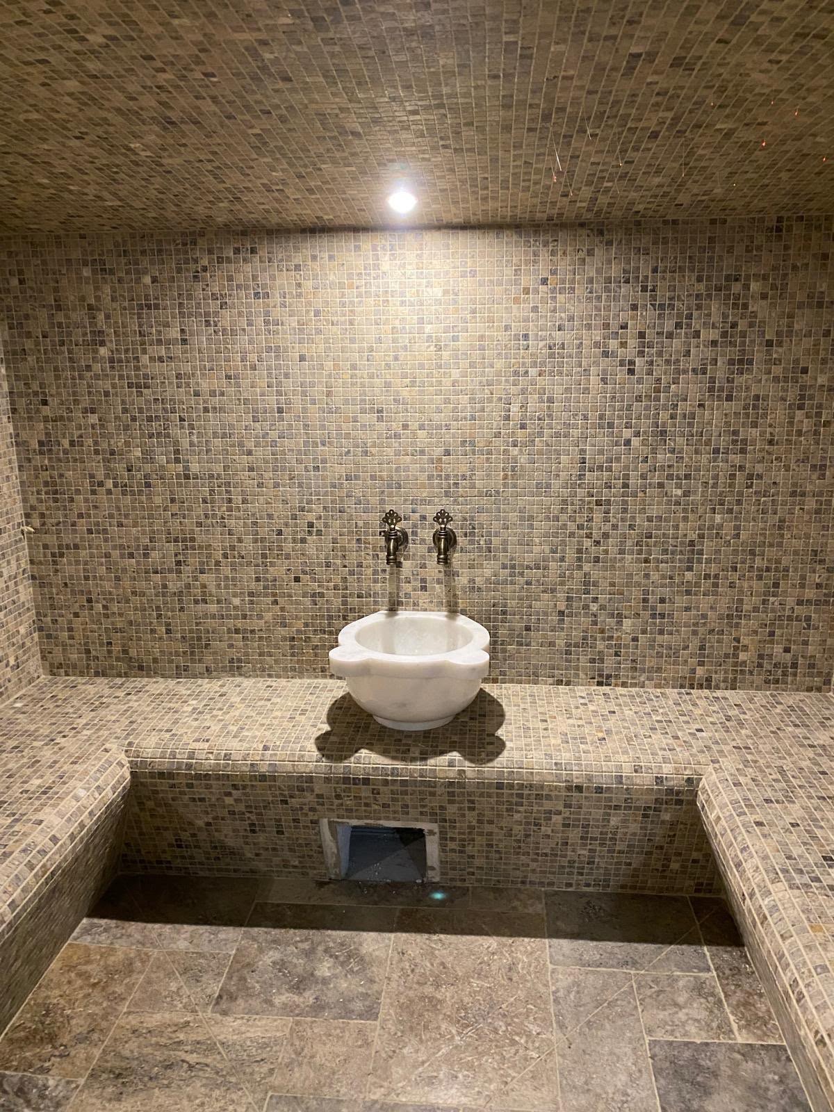 Hammam habillé de mosaïque, vasque en marbre