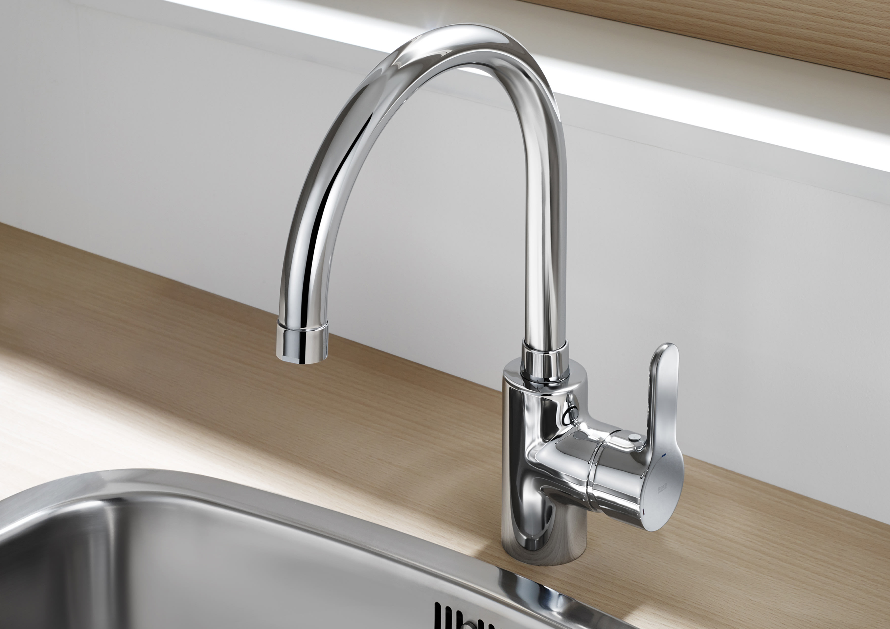 Roca L20 — installé sur un évier de cuisine